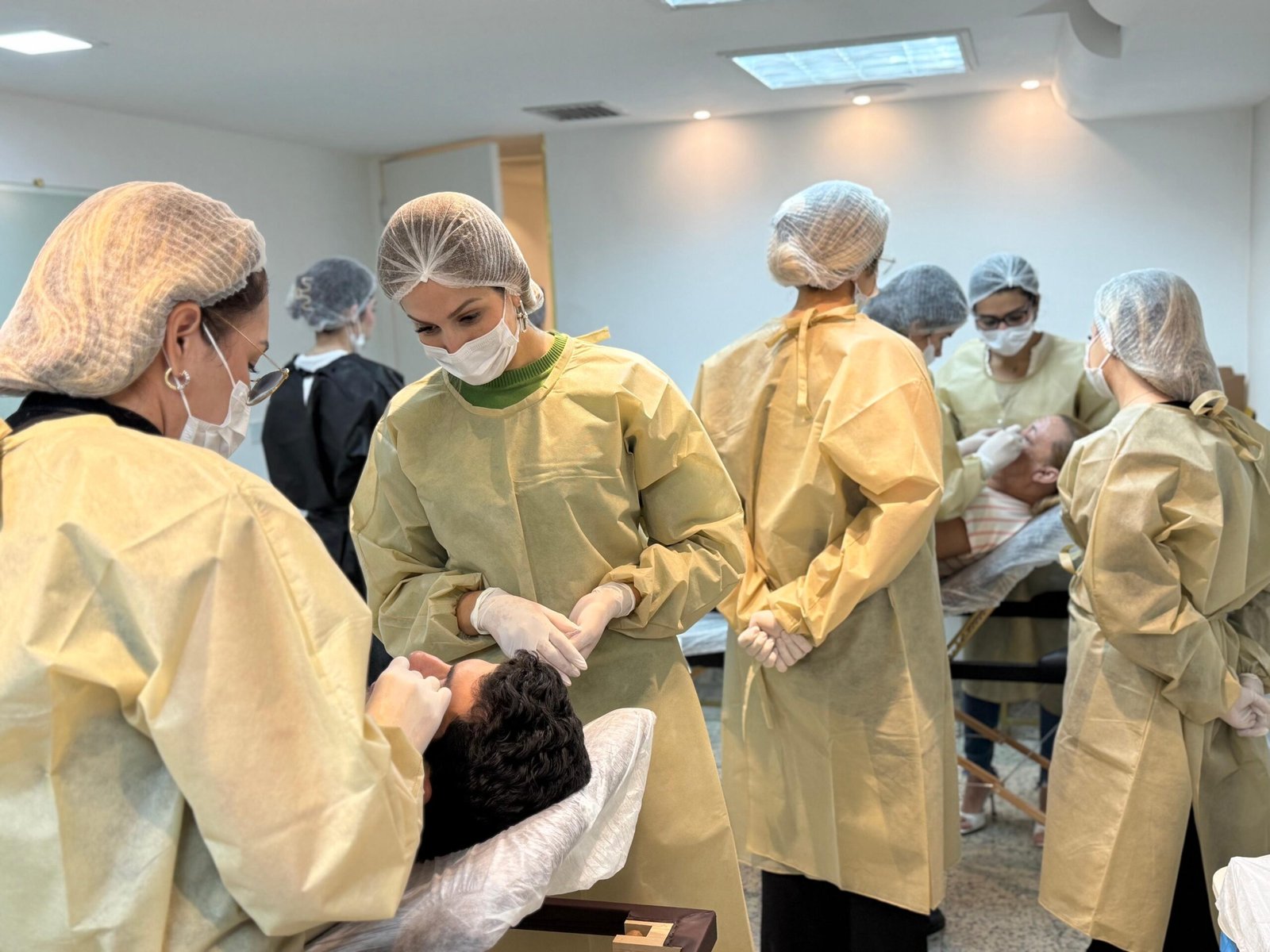 Alunos em prática clínica supervisionada no Instituto Martins Theodoro